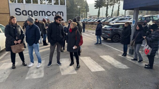 Il sindaco, Luca Secondi, al presidio dei lavoratori Sagemcom Italia Srl