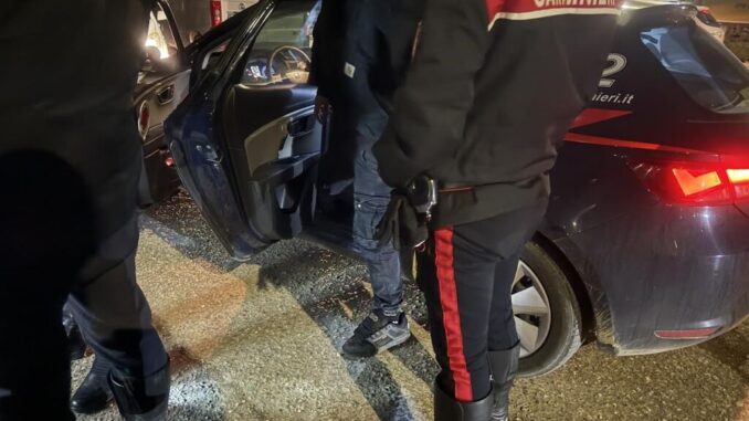 Spaccio davanti alla discoteca: arrestato e denunciato