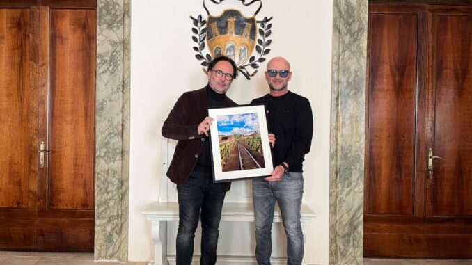 Fotografo dona un'opera al Comune di Umbertide