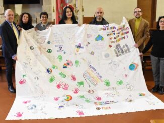 Eco-bandiera della pace: oltre 800 bambini uniti in arte