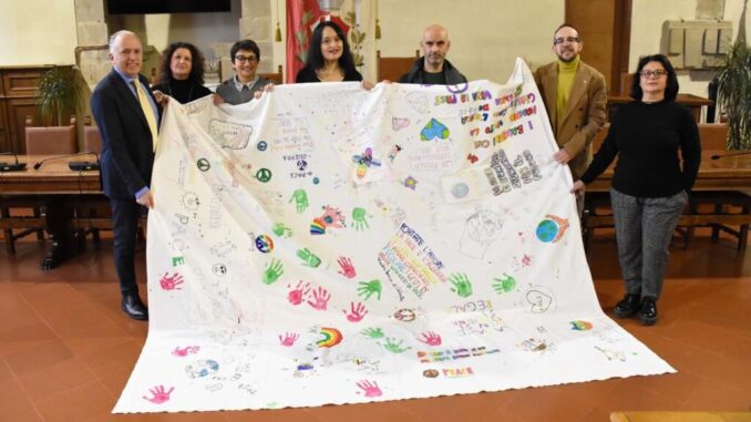 Eco-bandiera della pace: oltre 800 bambini uniti in arte