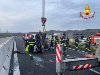 Camion ribaltato su SS3 Bis, intervento dei Vigili del Fuoco