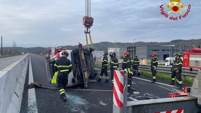 Camion ribaltato su SS3 Bis, intervento dei Vigili del Fuoco