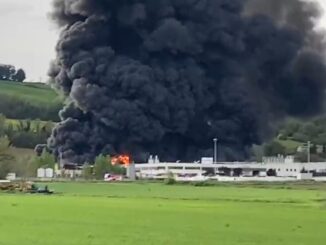 Fiamme alla LucyPlas di Umbertide, fumo visibile da chilometri