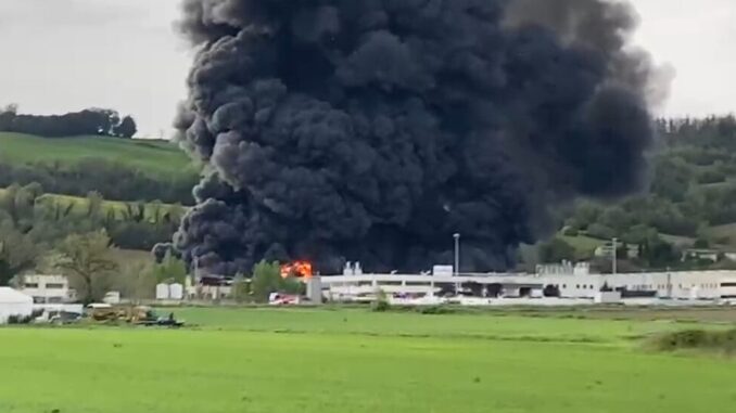 Fiamme alla LucyPlas di Umbertide, fumo visibile da chilometri