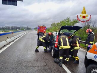 Auto fuori controllo, intervento di 118 e Vigili del Fuoco