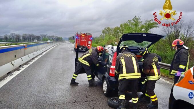 Auto fuori controllo, intervento di 118 e Vigili del Fuoco