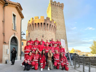 Umbertide omaggia la Croce Rossa con bandiere e luci rosse