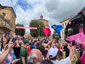 Umbertide, trionfo rosa per il passaggio del Giro