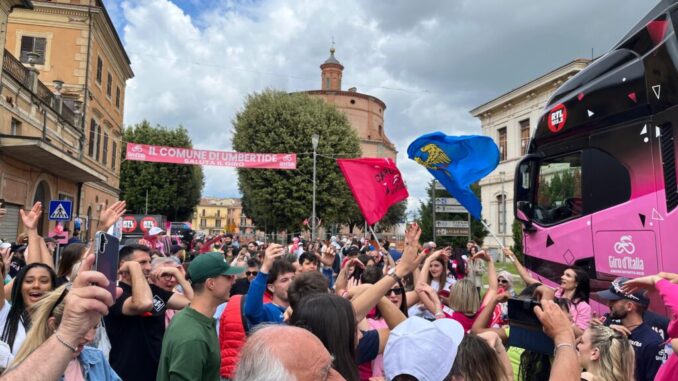 Umbertide, trionfo rosa per il passaggio del Giro