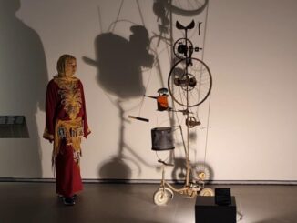 Moira Lena Tassi, l’arte indossabile conquista il Golfo