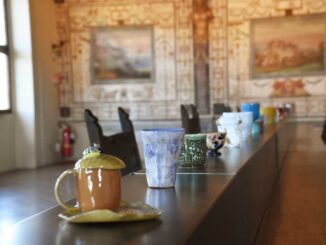 La prima mostra in Italia sulle tazzine da caffè “griffate”