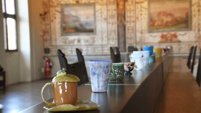 La prima mostra in Italia sulle tazzine da caffè “griffate”