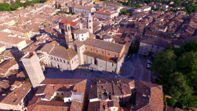 Limitazioni su vetro e lattine nei weekend estivi in centro