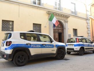 Barricato in auto per evitare sequestro, scatta la denuncia
