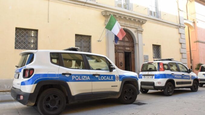 Barricato in auto per evitare sequestro, scatta la denuncia