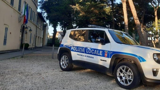 Cammina sulla E45 in stato alterato, fermata dalla polizia