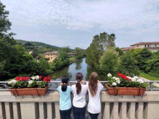 Un ponte fiorito unisce i tifernati nel segno dei bambini