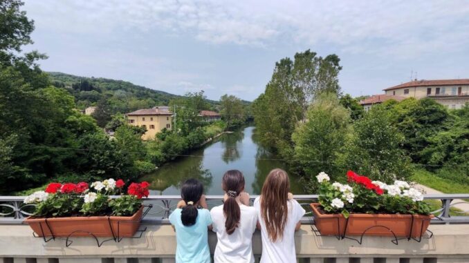 Un ponte fiorito unisce i tifernati nel segno dei bambini