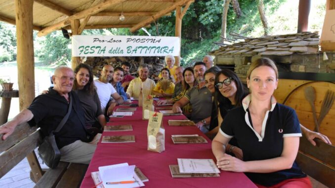 La battitura notturna del grano incanta ancora Piosina