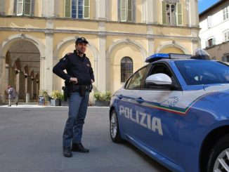 Accoltella collega e aggredisce agenti, arrestato 21enne