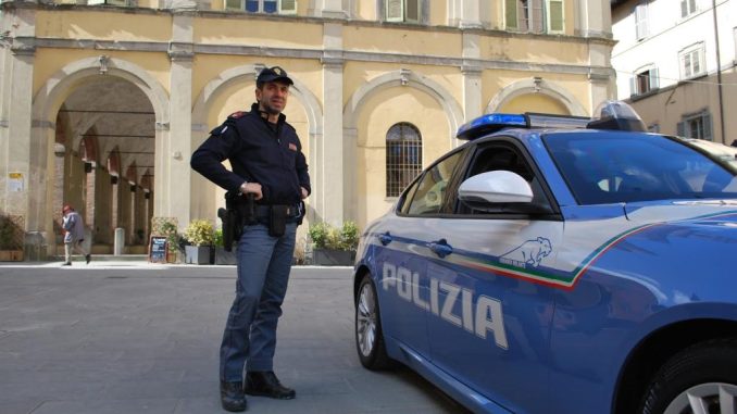 Accoltella collega e aggredisce agenti, arrestato 21enne