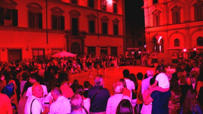 A Città di Castello torna la Notte Fucsia tra musica e saldi