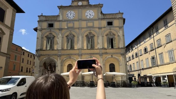 Orologio Palazzo Podestà, scatti e storia nel cuore cittadino