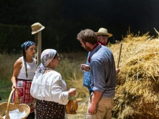 Battitura del grano, tradizione sotto la luna a Piosina