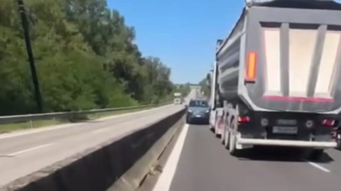 Camionista blocca auto contromano e evita la tragedia