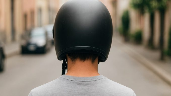 Ruba casco a un coetaneo, 20enne denunciato per furto a Città di Castello