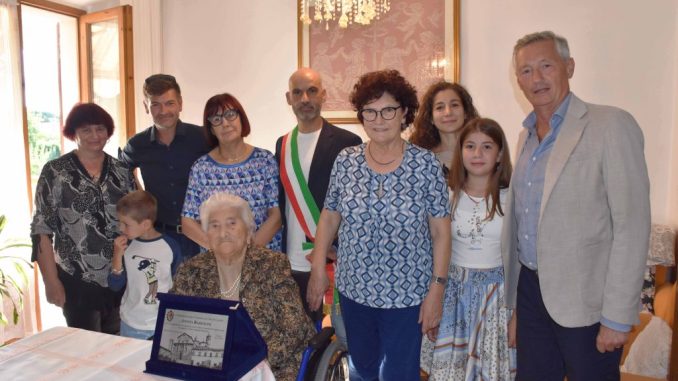 Festa in città per i 100 anni di Annita Bartolini, la “cuoca dei ragazzi”, esempio di resilienza dal sorriso buono