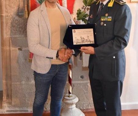 Il sindaco saluta il comandante Tomassini in partenza