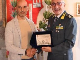 Il sindaco saluta il comandante Tomassini in partenza