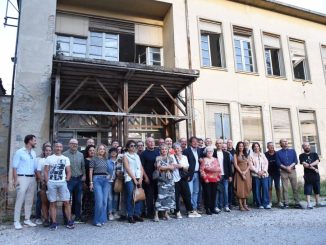 Ultimo saluto alla scuola Garibaldi prima della demolizione