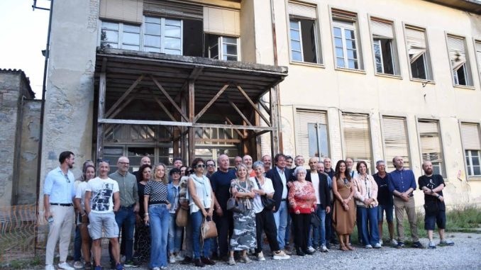 Ultimo saluto alla scuola Garibaldi prima della demolizione