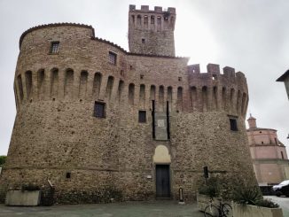 La Rocca al tramonto: trekking tra natura e sapori locali