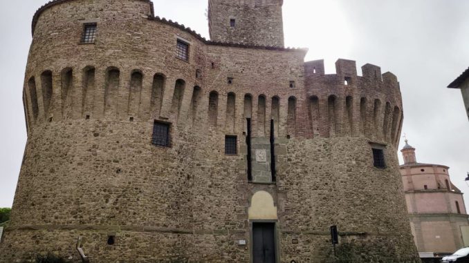 La Rocca al tramonto: trekking tra natura e sapori locali