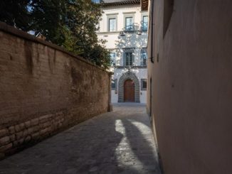 Passeggiata tra scritture e simboli per scoprire la città