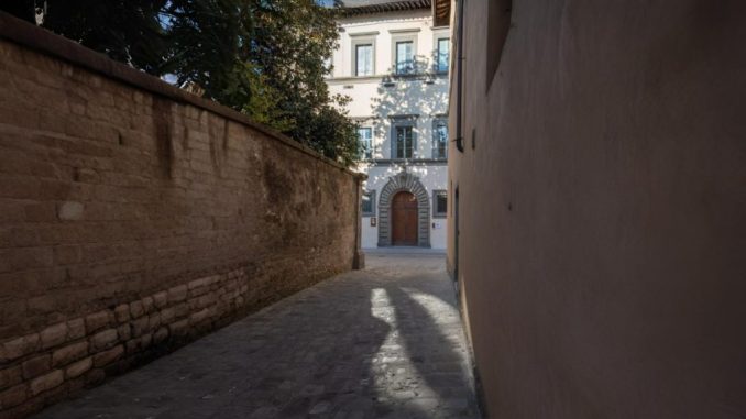 Passeggiata tra scritture e simboli per scoprire la città