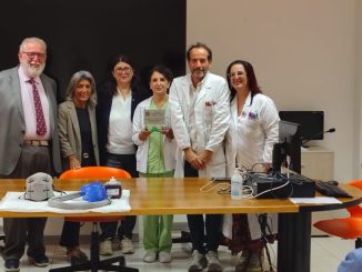 L'Inner Wheel dona cuffia refrigerante ai malati oncologici