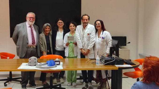 L'Inner Wheel dona cuffia refrigerante ai malati oncologici