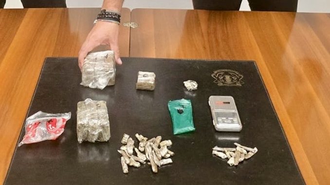Arrestato per spaccio di droga, sequestrati 700 grammi di hashish
