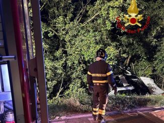 Fiat Panda precipita in scarpata lungo la E45, muore il conducente