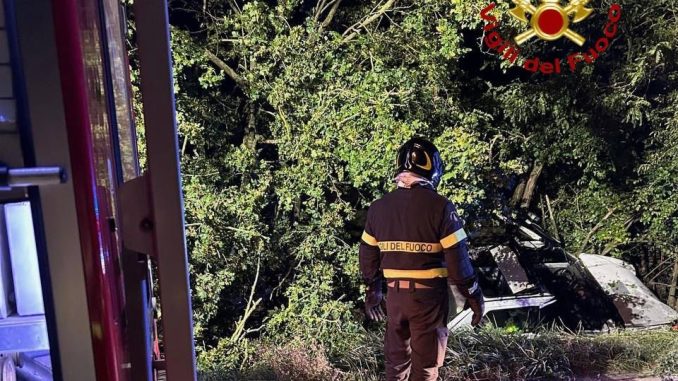Fiat Panda precipita in scarpata lungo la E45, muore il conducente