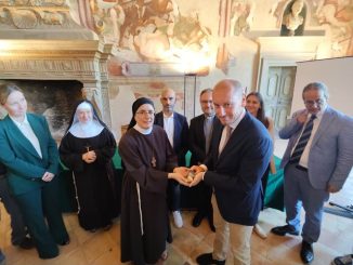 Donata reliquia di Santa Veronica alla mostra del libro