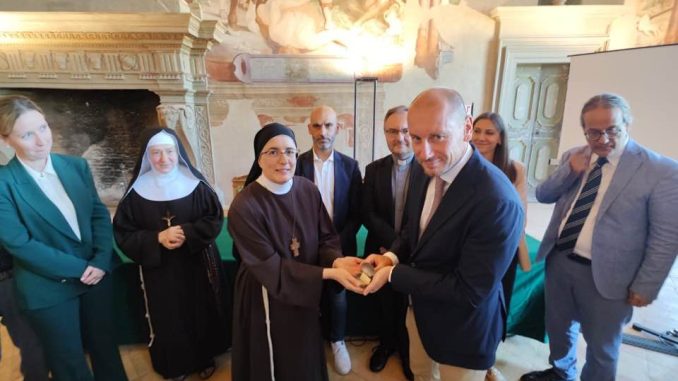 Donata reliquia di Santa Veronica alla mostra del libro