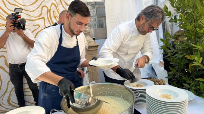 Pranzo esclusivo in piazza per l’apertura della mostra Pranzo esclusivo in piazza per l’apertura della mostra