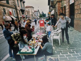 Dopo un lungo intervallo di 24 anni, la città torna a vivere una giornata speciale grazie al Mercallegro, il tradizionale mercatino dedicato ai ragazzi delle scuole materne, elementari e medie. L’appuntamento, organizzato dall’associazione commercianti Aps Vivi Umbertide – Le vie del Commercio con il patrocinio del Comune, si terrà domenica 12 ottobre dalle 9:00 alle 18:00 lungo via Garibaldi, le piazzette laterali, piazza Gramsci e il parco vicino alla Scuola Elementare, offrendo alla comunità un’occasione unica di incontro, condivisione e partecipazione. (fonte: comunicato ufficiale Aps Vivi Umbertide) L’iniziativa, nata nel maggio del 2001, torna oggi con lo stesso spirito di allora, portando entusiasmo, senso civico e valorizzazione dei giovani cittadini. Il messaggio guida dell’evento è semplice ma potente: “Se partecipi, la città vive”. Questa filosofia riflette il cuore dell’iniziativa, che unisce generazioni, educa alla sostenibilità e rinforza il legame tra cittadini e territorio. Il Mercallegro rappresenta un’opportunità concreta per promuovere la creatività, la collaborazione familiare e l’educazione ambientale. L’obiettivo principale è insegnare ai ragazzi l’importanza del riuso degli oggetti destinati altrimenti allo smaltimento, sensibilizzando così la comunità sul valore del riciclo e del rispetto per l’ambiente. Ogni partecipante, accompagnato da un adulto, potrà esporre i propri oggetti su banchi forniti dalla Scuola Garibaldi, mentre i genitori dovranno firmare una liberatoria assumendosi la responsabilità della merce esposta. Le modalità di iscrizione sono semplici e accessibili: compilare il modulo con liberatoria, inviarlo via e-mail all’indirizzo ilmercallegro@gmail.com , selezionare gli oggetti da vendere tra soffitte e cantine e presentarsi domenica mattina per ricevere il numero del banco e la bandana gialla distintiva. Ogni ragazzo stabilirà autonomamente il prezzo dei propri oggetti, rendendo l’esperienza un piccolo laboratorio di autonomia e responsabilità civica. Al termine della giornata, l’incasso verrà raccolto e destinato in parte all’illuminazione natalizia della città e in parte alle scuole, a sostegno delle uscite didattiche. L’edizione del 2001 aveva raccolto oltre 11 milioni di lire, cifra che testimonia il forte valore sociale e simbolico dell’iniziativa. Partecipare significa non solo contribuire economicamente, ma anche dare luce e calore alla comunità attraverso un gesto concreto di solidarietà. La vicesindaca con delega al commercio, Annalisa Mierla, ha sottolineato l’importanza del ritorno del Mercallegro: “È un evento che unisce le generazioni, trasmette il valore del riuso e rafforza il senso di appartenenza alla comunità. I ragazzi, con la loro creatività, contribuiscono a illuminare Umbertide e a sostenere l’educazione scolastica, incarnando perfettamente il concetto di cittadinanza attiva. Ringrazio le scuole, i genitori e la Scuola Garibaldi per il loro impegno e l’entusiasmo che rendono possibile questa iniziativa”. Domenica, quindi, il centro di Umbertide sarà invaso da sorrisi, curiosità e solidarietà, unendo grandi e piccoli in un progetto condiviso. Il Mercallegro non è solo un mercatino: è un simbolo tangibile di amore per la città, creatività giovanile, educazione ambientale, senso civico, solidarietà, partecipazione comunitaria, riuso e valorizzazione dei giovani talenti. Ogni cittadino è invitato a prendere parte a questa giornata, perché, come recita lo slogan, “Se partecipi, la città vive”.