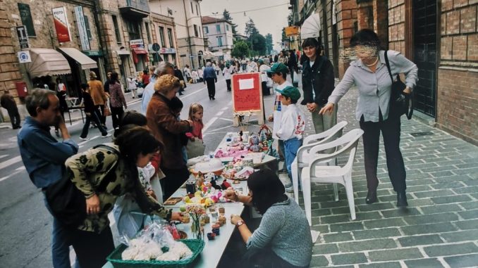 Dopo un lungo intervallo di 24 anni, la città torna a vivere una giornata speciale grazie al Mercallegro, il tradizionale mercatino dedicato ai ragazzi delle scuole materne, elementari e medie. L’appuntamento, organizzato dall’associazione commercianti Aps Vivi Umbertide – Le vie del Commercio con il patrocinio del Comune, si terrà domenica 12 ottobre dalle 9:00 alle 18:00 lungo via Garibaldi, le piazzette laterali, piazza Gramsci e il parco vicino alla Scuola Elementare, offrendo alla comunità un’occasione unica di incontro, condivisione e partecipazione. (fonte: comunicato ufficiale Aps Vivi Umbertide) L’iniziativa, nata nel maggio del 2001, torna oggi con lo stesso spirito di allora, portando entusiasmo, senso civico e valorizzazione dei giovani cittadini. Il messaggio guida dell’evento è semplice ma potente: “Se partecipi, la città vive”. Questa filosofia riflette il cuore dell’iniziativa, che unisce generazioni, educa alla sostenibilità e rinforza il legame tra cittadini e territorio. Il Mercallegro rappresenta un’opportunità concreta per promuovere la creatività, la collaborazione familiare e l’educazione ambientale. L’obiettivo principale è insegnare ai ragazzi l’importanza del riuso degli oggetti destinati altrimenti allo smaltimento, sensibilizzando così la comunità sul valore del riciclo e del rispetto per l’ambiente. Ogni partecipante, accompagnato da un adulto, potrà esporre i propri oggetti su banchi forniti dalla Scuola Garibaldi, mentre i genitori dovranno firmare una liberatoria assumendosi la responsabilità della merce esposta. Le modalità di iscrizione sono semplici e accessibili: compilare il modulo con liberatoria, inviarlo via e-mail all’indirizzo ilmercallegro@gmail.com , selezionare gli oggetti da vendere tra soffitte e cantine e presentarsi domenica mattina per ricevere il numero del banco e la bandana gialla distintiva. Ogni ragazzo stabilirà autonomamente il prezzo dei propri oggetti, rendendo l’esperienza un piccolo laboratorio di autonomia e responsabilità civica. Al termine della giornata, l’incasso verrà raccolto e destinato in parte all’illuminazione natalizia della città e in parte alle scuole, a sostegno delle uscite didattiche. L’edizione del 2001 aveva raccolto oltre 11 milioni di lire, cifra che testimonia il forte valore sociale e simbolico dell’iniziativa. Partecipare significa non solo contribuire economicamente, ma anche dare luce e calore alla comunità attraverso un gesto concreto di solidarietà. La vicesindaca con delega al commercio, Annalisa Mierla, ha sottolineato l’importanza del ritorno del Mercallegro: “È un evento che unisce le generazioni, trasmette il valore del riuso e rafforza il senso di appartenenza alla comunità. I ragazzi, con la loro creatività, contribuiscono a illuminare Umbertide e a sostenere l’educazione scolastica, incarnando perfettamente il concetto di cittadinanza attiva. Ringrazio le scuole, i genitori e la Scuola Garibaldi per il loro impegno e l’entusiasmo che rendono possibile questa iniziativa”. Domenica, quindi, il centro di Umbertide sarà invaso da sorrisi, curiosità e solidarietà, unendo grandi e piccoli in un progetto condiviso. Il Mercallegro non è solo un mercatino: è un simbolo tangibile di amore per la città, creatività giovanile, educazione ambientale, senso civico, solidarietà, partecipazione comunitaria, riuso e valorizzazione dei giovani talenti. Ogni cittadino è invitato a prendere parte a questa giornata, perché, come recita lo slogan, “Se partecipi, la città vive”. Dopo un lungo intervallo di 24 anni, la città torna a vivere una giornata speciale grazie al Mercallegro, il tradizionale mercatino dedicato ai ragazzi delle scuole materne, elementari e medie. L’appuntamento, organizzato dall’associazione commercianti Aps Vivi Umbertide – Le vie del Commercio con il patrocinio del Comune, si terrà domenica 12 ottobre dalle 9:00 alle 18:00 lungo via Garibaldi, le piazzette laterali, piazza Gramsci e il parco vicino alla Scuola Elementare, offrendo alla comunità un’occasione unica di incontro, condivisione e partecipazione. (fonte: comunicato ufficiale Aps Vivi Umbertide) L’iniziativa, nata nel maggio del 2001, torna oggi con lo stesso spirito di allora, portando entusiasmo, senso civico e valorizzazione dei giovani cittadini. Il messaggio guida dell’evento è semplice ma potente: “Se partecipi, la città vive”. Questa filosofia riflette il cuore dell’iniziativa, che unisce generazioni, educa alla sostenibilità e rinforza il legame tra cittadini e territorio. Il Mercallegro rappresenta un’opportunità concreta per promuovere la creatività, la collaborazione familiare e l’educazione ambientale. L’obiettivo principale è insegnare ai ragazzi l’importanza del riuso degli oggetti destinati altrimenti allo smaltimento, sensibilizzando così la comunità sul valore del riciclo e del rispetto per l’ambiente. Ogni partecipante, accompagnato da un adulto, potrà esporre i propri oggetti su banchi forniti dalla Scuola Garibaldi, mentre i genitori dovranno firmare una liberatoria assumendosi la responsabilità della merce esposta. Le modalità di iscrizione sono semplici e accessibili: compilare il modulo con liberatoria, inviarlo via e-mail all’indirizzo ilmercallegro@gmail.com , selezionare gli oggetti da vendere tra soffitte e cantine e presentarsi domenica mattina per ricevere il numero del banco e la bandana gialla distintiva. Ogni ragazzo stabilirà autonomamente il prezzo dei propri oggetti, rendendo l’esperienza un piccolo laboratorio di autonomia e responsabilità civica. Al termine della giornata, l’incasso verrà raccolto e destinato in parte all’illuminazione natalizia della città e in parte alle scuole, a sostegno delle uscite didattiche. L’edizione del 2001 aveva raccolto oltre 11 milioni di lire, cifra che testimonia il forte valore sociale e simbolico dell’iniziativa. Partecipare significa non solo contribuire economicamente, ma anche dare luce e calore alla comunità attraverso un gesto concreto di solidarietà. La vicesindaca con delega al commercio, Annalisa Mierla, ha sottolineato l’importanza del ritorno del Mercallegro: “È un evento che unisce le generazioni, trasmette il valore del riuso e rafforza il senso di appartenenza alla comunità. I ragazzi, con la loro creatività, contribuiscono a illuminare Umbertide e a sostenere l’educazione scolastica, incarnando perfettamente il concetto di cittadinanza attiva. Ringrazio le scuole, i genitori e la Scuola Garibaldi per il loro impegno e l’entusiasmo che rendono possibile questa iniziativa”. Domenica, quindi, il centro di Umbertide sarà invaso da sorrisi, curiosità e solidarietà, unendo grandi e piccoli in un progetto condiviso. Il Mercallegro non è solo un mercatino: è un simbolo tangibile di amore per la città, creatività giovanile, educazione ambientale, senso civico, solidarietà, partecipazione comunitaria, riuso e valorizzazione dei giovani talenti. Ogni cittadino è invitato a prendere parte a questa giornata, perché, come recita lo slogan, “Se partecipi, la città vive”.